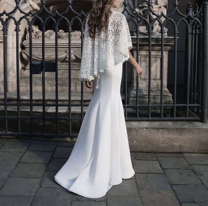 Весільна сукня з накидкою