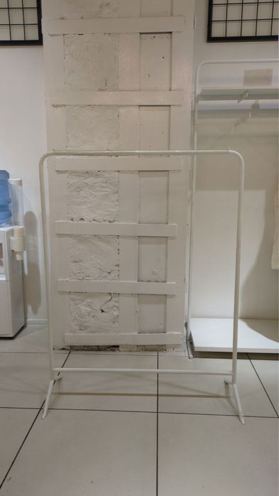 Торгове обладнання для магазину одягу