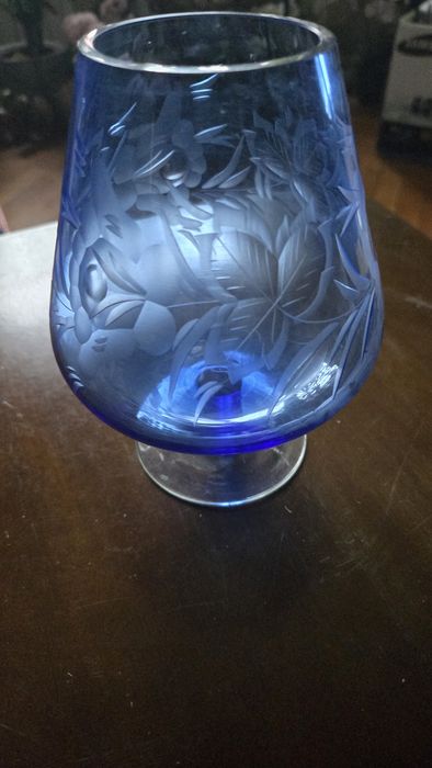 Kieliszek ozdobny kobaltowy.