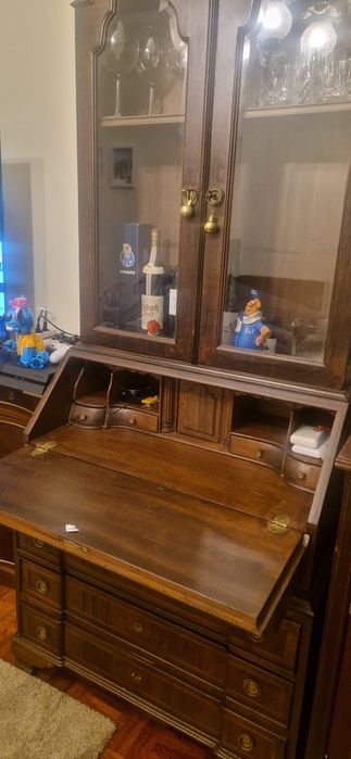 Secretária clássica em madeira com vitrine – estilo antigo