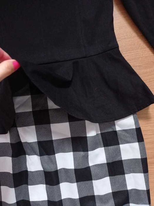 Elegancka sukienka czarno biała z baskinką M