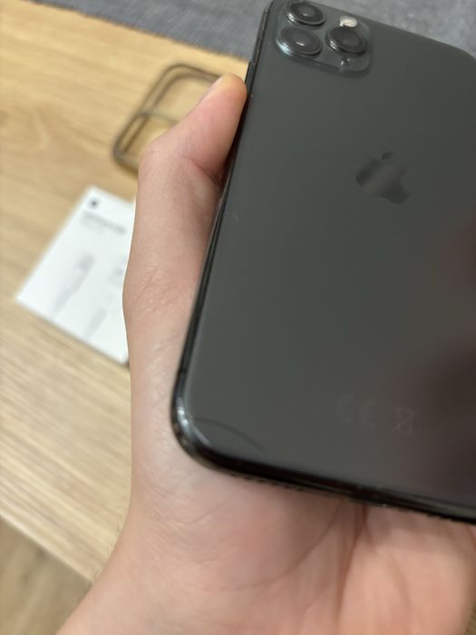 Iphone 11 pro z oryginalnym kablem