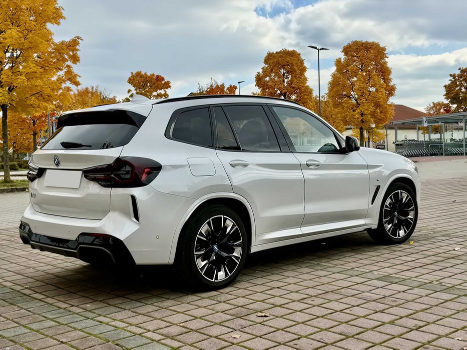 BMW iX3      2023