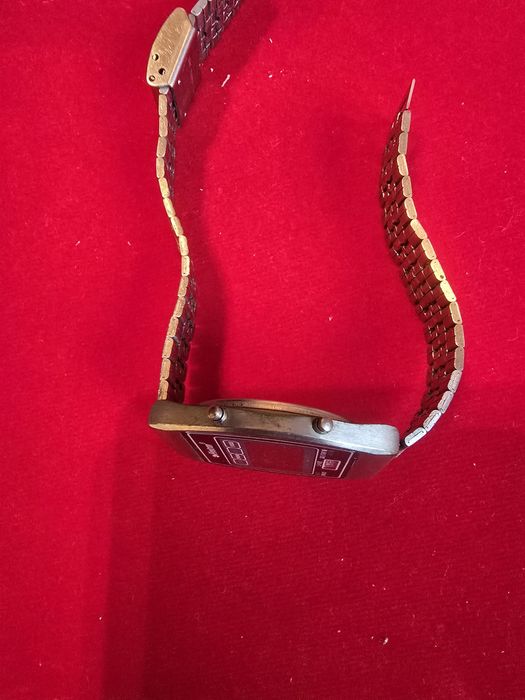 Zegarek elektroniczny Piratron bardzo cieniki