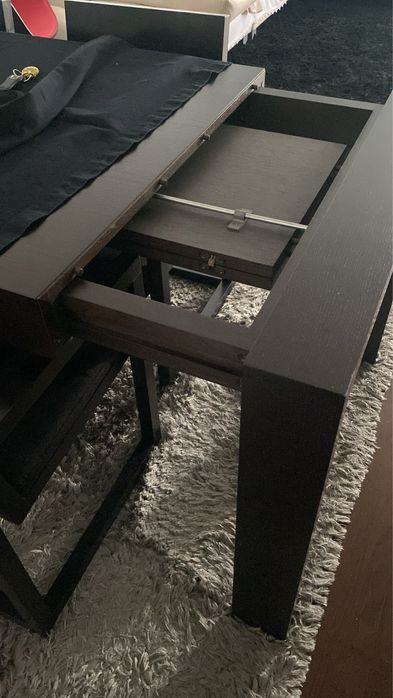 Mesa de jantar extensível em madeira – robusta e moderna