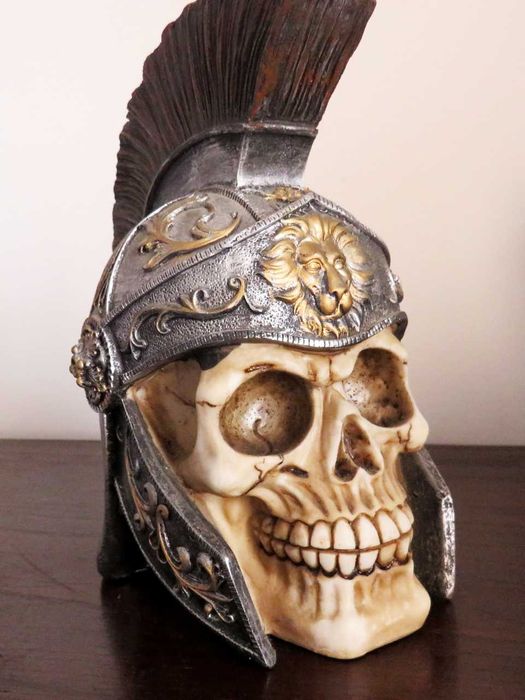 Estátua Caveira com Capacete Romano