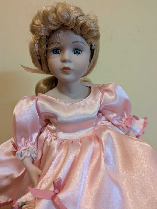 Boneca bailarina em porcelana com suporte