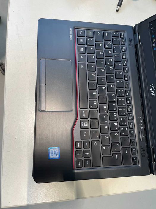 Чудовий варіант для подорожі Легкий ноутбук Fujitsu U729 є кількість