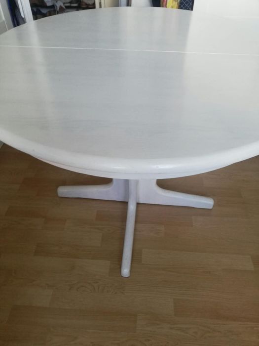Stół drewniany okrągły rozkladany.