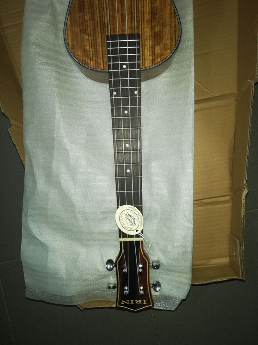 Ukulele tenor de madeiras nobres com estojo