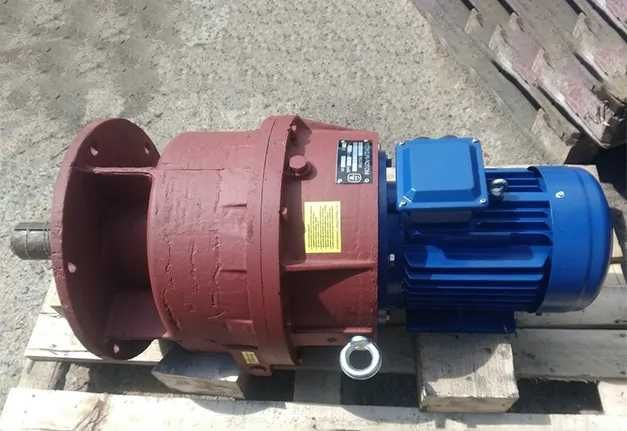 Мотор-редуктор МПО2М-15-81,5-4/18 на 18 об/мин 4 кВт 1950 Н.м.