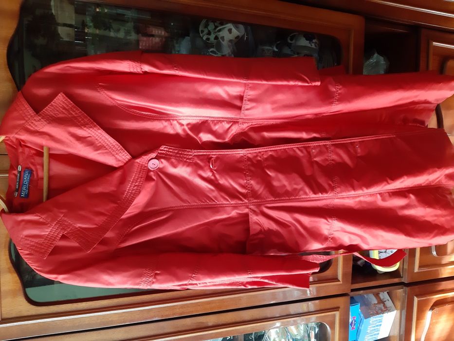 Плащ красный