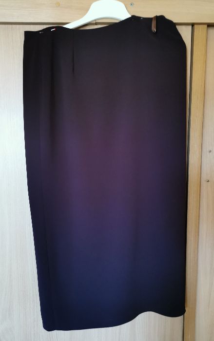 Elegancki dwuczęściowy kostium - żakiet i spódnica.