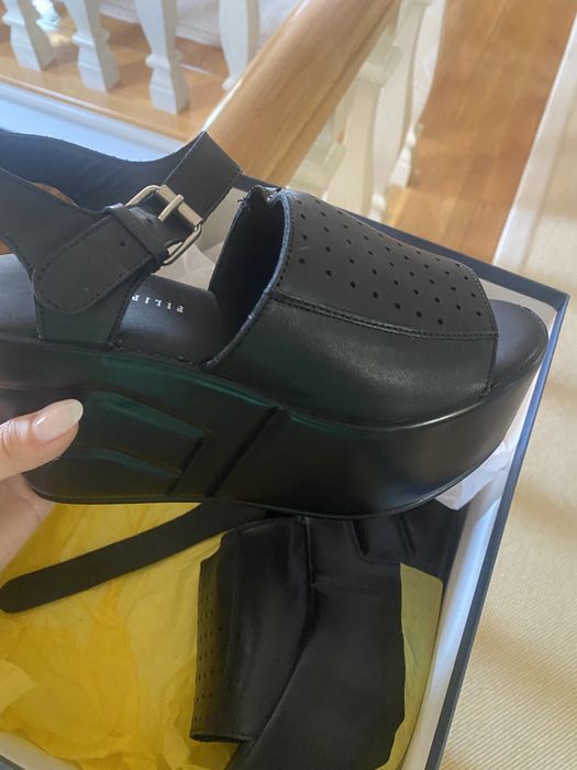 Sandálias pretas com plataforma