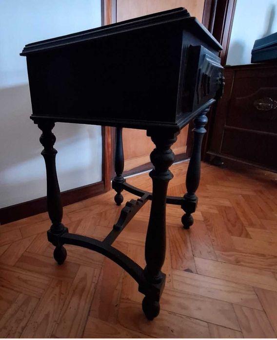 Cama, mesas cabeceira, e cómoda e uma cadeira