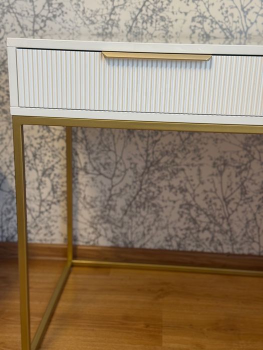 Białe biurko klasy premium ze złotą konstrukcją