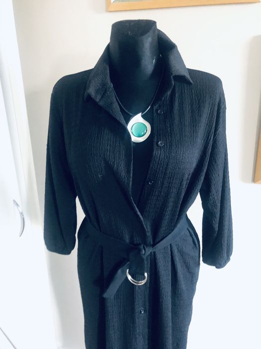 Czarna sukienka koszulowy krój