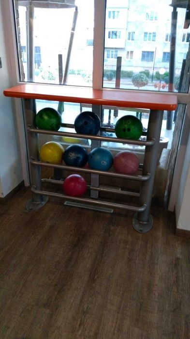 Продам Brunswick стойку для шаров боулинга вместе со столешницей