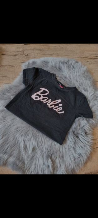 Czarny crop top t-shirt z logo Barbie – Sinsay (Rozmiar S)