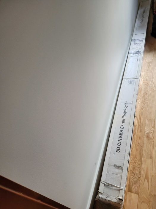 Ekran projekcyjny elektryczny 120 cali MacLean MC-993 z pilotem nowy