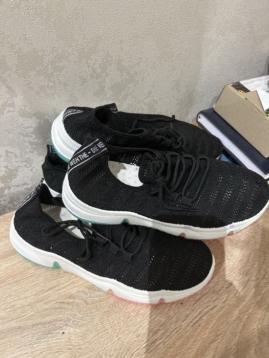 Кросівки жіночі 25,5 устілка