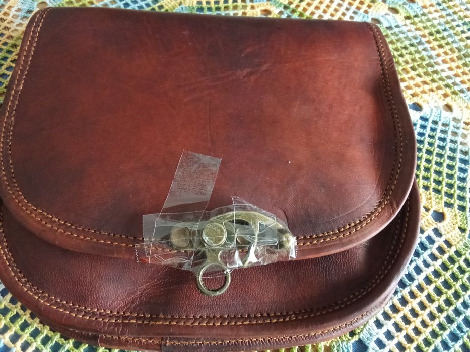 Vende se bolsas mediaval em pele.