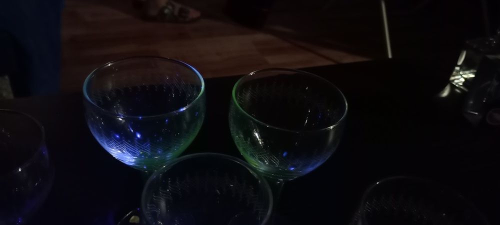 Zestaw 8 kieliszków że szkła uranowego