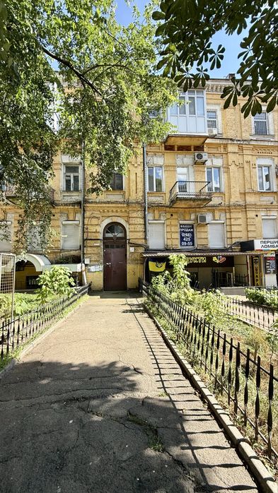 Продаж квартири  85 м² Київ, вул. Німецька 3  метро Палац Україна 1 поверх 4 кабінети Ремонт  Центр  Під офіс, салон, студію