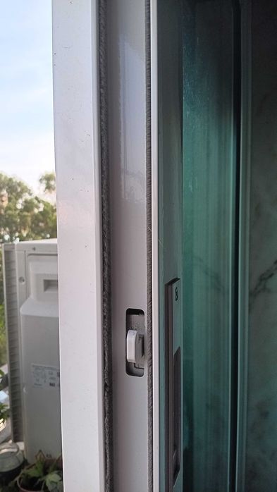 Janelas de várias dimensões com vidro duplo caixilaria em aluminio  lacado a branco em bom estado