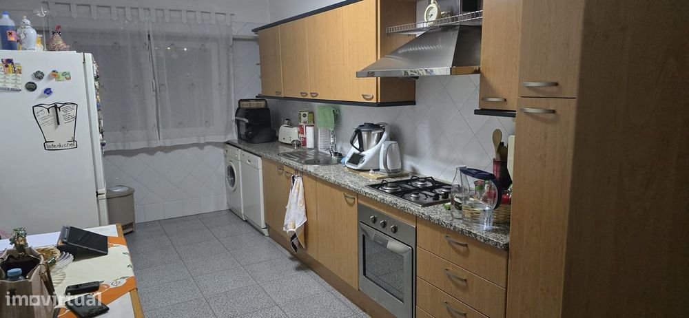 T2 com varanda, garagem e elevador em Sintra