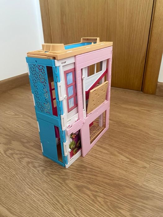 Casa da Barbie dobrável — em ótimo estado e pronta para brincar!