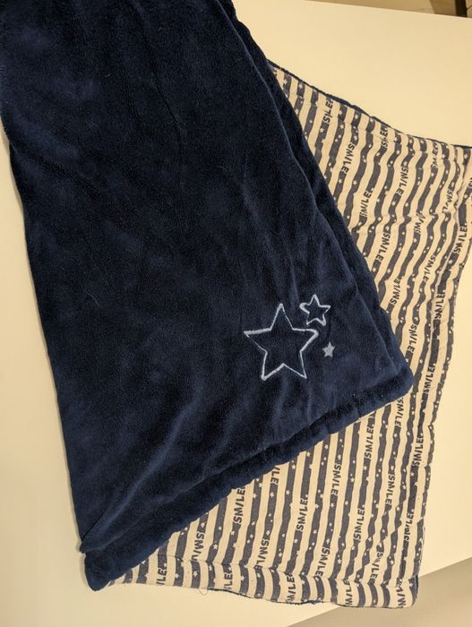 Dwustronny kocyk rożek polarowy granatowy