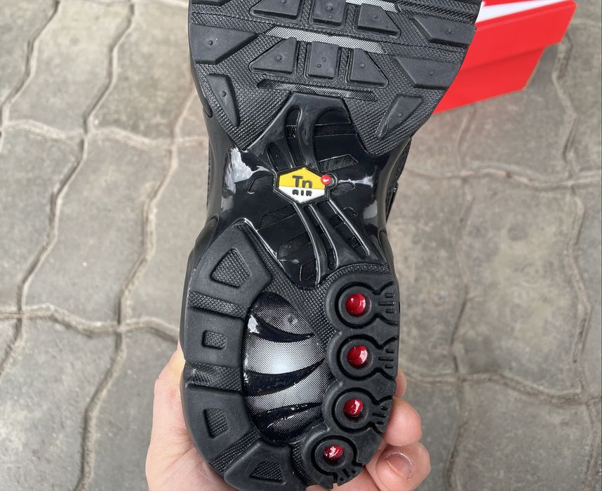 Nike Air Max TN Plus Ultra Triple Black в наявності.
