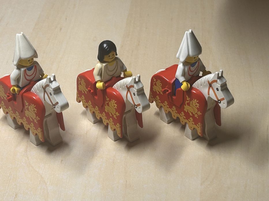 Lego castle princesses / queens horses bardings królowa derka kon