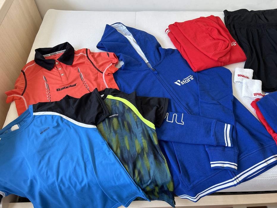 Roupas de ténis de criança
