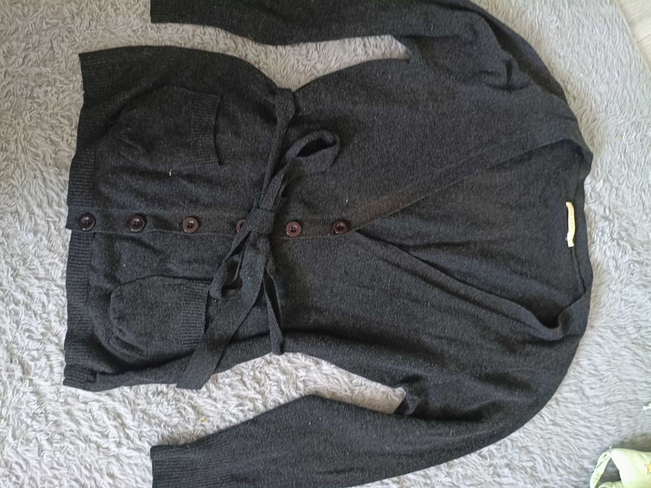 Zapinany i wiązany czarny sweterek damski z kieszeniami 1X//2Xx