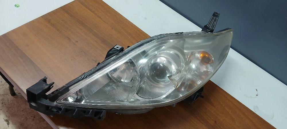Sprzedam lampy przednie Mazda 5 2005 xenon