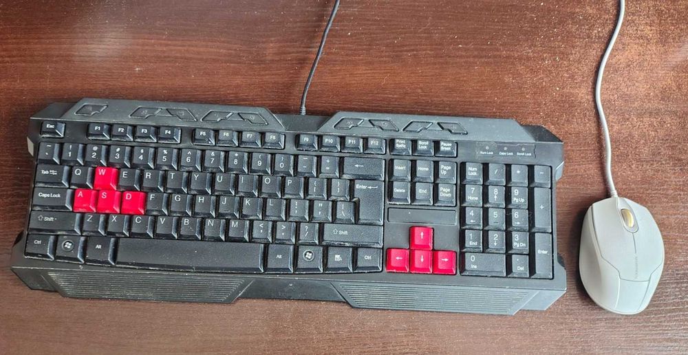 Sprzedam używany komputer  z podstawowym wyposażeniem i monitorem