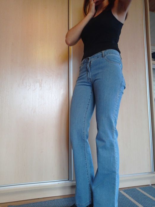 Jeansy dzwony vintage z haftem - czerwonymi różami r. 36/S