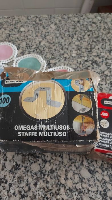 Vendo estas 2 caixas com estes artigos  por não estar a usar