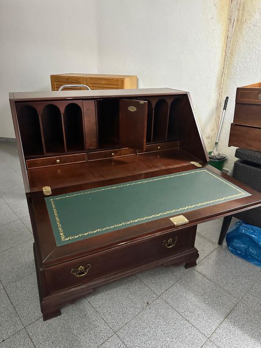 Medidas/Secretaria alt1.09 por 50cm /E a estante alt 1.15 por 1m larg Dois modulos vitrine, Secretaria com sertificado,muita arrumacao para seu quarto