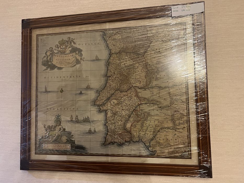 Quadro com caixilho em madeira e com vidro