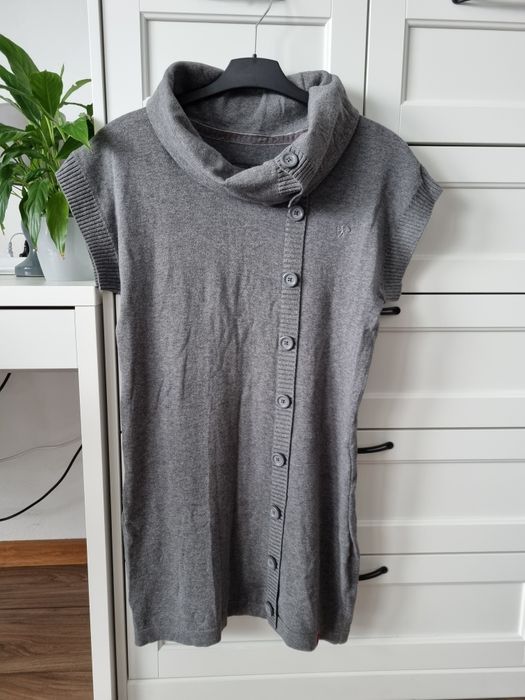 Dłuższy bezrękawnik tunika z wywijanym golfem