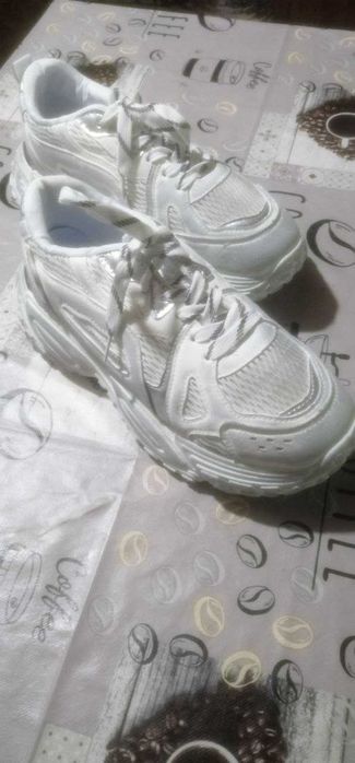 Жіночі кросівки нові