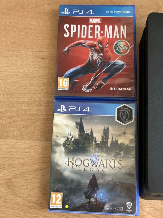 PlayStation 4 slim + 2 comandos + 2 jogos