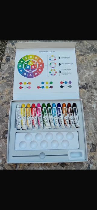 Фарби одна відкрита