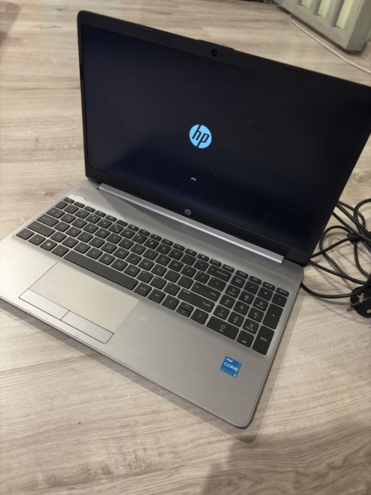 Laptop hp 250 g8