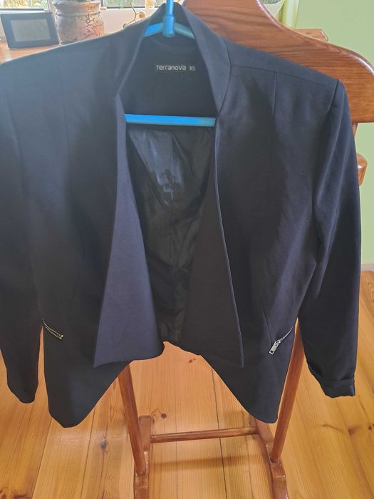 2 marynarki czerwona i czarna.