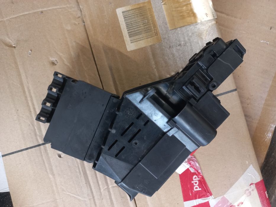 Skrzynka bezpieczników puszka rozdzielnia bezpiecznik mercedes ml w166