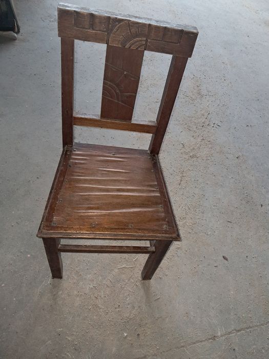 Cadeira em madeira antiga